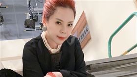 錦雯笑說寫歌過程是「與自己對話的修煉」，用音樂療癒自己也感動聽眾。左為劇中的孫女蕭晴曦。（圖／民視提供）