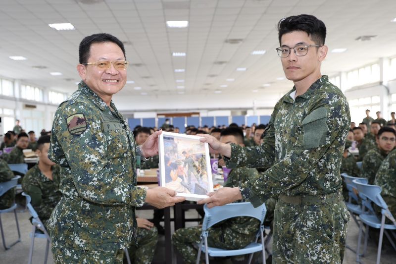 陸軍第十軍團指揮部指揮官李榮華（左）中將近日公開表揚這位贈帽的士官長陳保宏（右），並肯定所有投入救災任務的官兵辛勞。（圖／中央社）