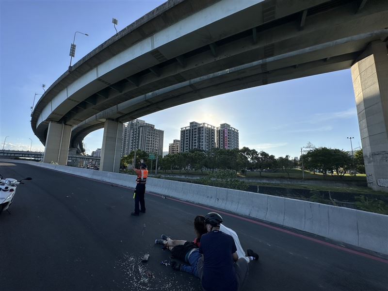 重機騎士自撞後墜落高架橋，全身骨折命危送醫。（圖／翻攝畫面）