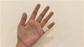  最近 Threads 上掀起一股「退熱貼助眠法」熱潮。（圖／記者李育道攝影）