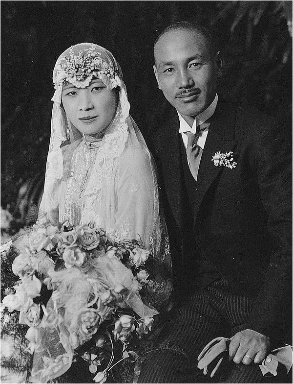 蔣介石（右）和宋美齡於1927年12月1日在上海舉行「世紀婚禮」，這場婚禮結合了東西方儀式，上半場在宋家舉行基督教儀式，下半場則在上海大華飯店舉行中國傳統儀式，由蔡元培證婚。（圖／翻攝維基百科）