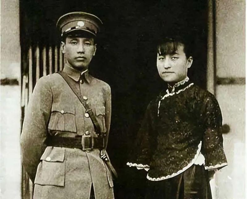 陳潔如（右）出生於上海，家境寬裕，和巨商張靜江的女兒是好友，經常去張家做客，1919年時，偶然見到了來訪的孫文和蔣介石，蔣對她一見鍾情，並展開熱烈追求。（圖／翻攝百度百科）