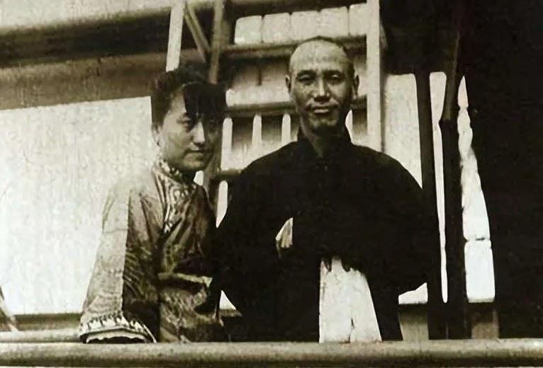 陳潔如（左）書中提到蔣介石年輕時風流成性，甚至因此落下病根，可能是與宋美齡未能育有子嗣的原因之一。她還寫到蔣介石當年曾發誓，若拋棄她，就會遭到報應，「死後也不能回大陸」。 1949年蔣失去大陸政權後，果然客死台灣，未能歸葬故鄉。（圖／翻攝百度百科）