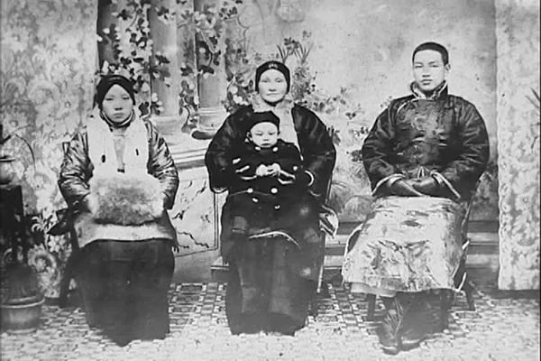 蔣介石（右）的第一任妻子是毛福梅（左），她不僅是蔣經國（中前）的生母，也是老蔣母王彩玉（中後）為兒子安排的「包辦婚姻」，這段婚姻並無愛情。(圖/翻攝維基百科)