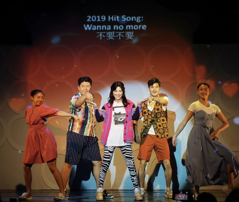 卓文萱演出經典歌曲《不要不要》。(圖／全民大劇團提供)
