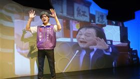 《西門町一番地》演出模仿政治人物王世堅。(圖／全民大劇團提供)