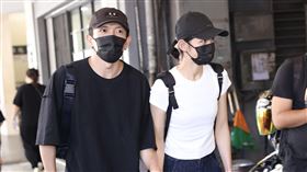 黃尚禾、李千娜現身顏正國靈堂。（圖／記者趙于瑩攝影）