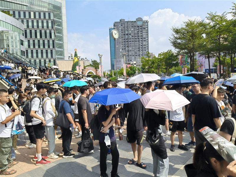 不少民眾聚集在高雄巨蛋等待開放入場。（圖／翻攝畫面）