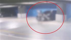 台北,南港,CITYLINK,停車場,砍人,賓士。（圖／翻攝畫面）