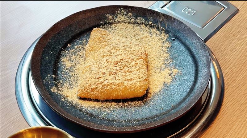 「Uncle-K馬鈴薯排骨火鍋」推出限定菜單，其中「髒髒的年糕」深受饕客喜愛。（圖／記者林意筑攝）