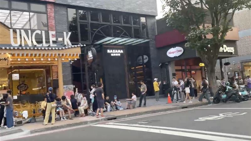大批民眾前往大快朵頤享半價優惠。（圖／業者提供）