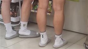 校園常見學生穿著「襪子配拖鞋」出沒，成為新潮流風景。（翻攝自臉書 / 爆廢公社2公開版）