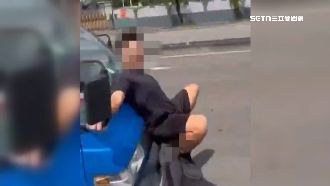 太危險！貨車行進中「男掛車頭」挨罰3千