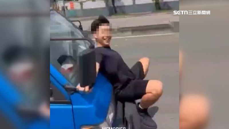 黑衣男子還露出燦爛微笑