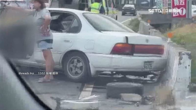 車子失控滑移碰撞路中央護欄。（圖／翻攝自Threads @lnz__1102帳號）
