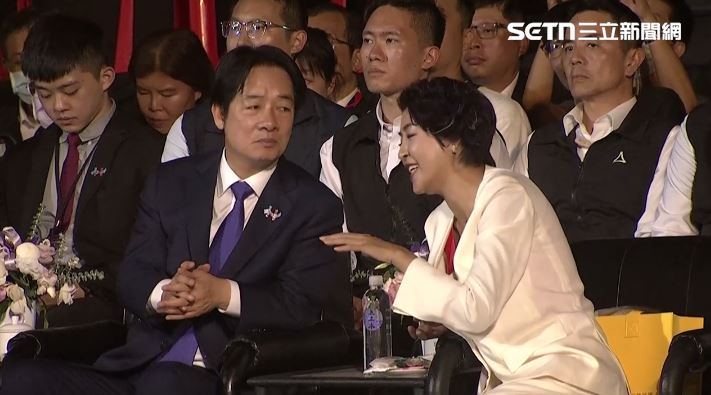 賴清德與許淑華坐在隔壁，兩人簡短談話。（圖／翻攝畫面）
