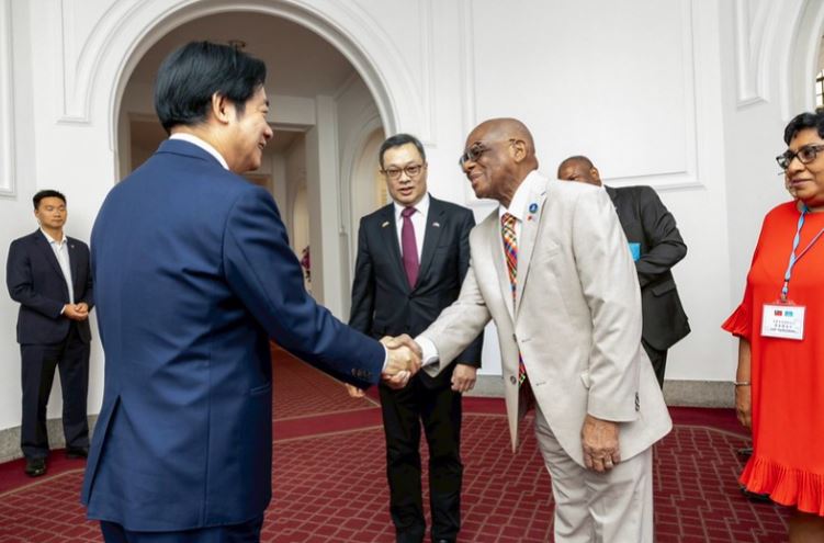 賴清德總統今（10）日下午會見聖露西亞總督查爾斯（Cyril Errol Melchiades Charles）伉儷乙行。（圖／總統府）