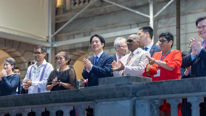 賴清德、蕭美琴、林佳龍偕同外賓欣賞表演。（圖／總統府）