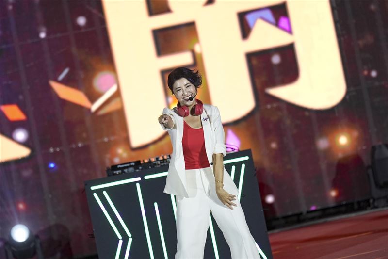 許淑華化身DJ，親自來一段熱情表演，隨著音樂節奏擺動，氣氛瞬間被推向最高潮。（圖／取自南投縣政府官網）