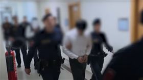 7名移民少年被控對一名28歲奧地利女教師恐嚇、性侵，還縱火燒毀她的公寓。（圖／翻攝YT／RTL）