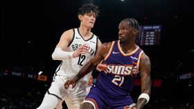 布魯克林籃網隊的中國球星曾凡博（左）迎來NBA熱身賽首秀，只是他上陣10分鐘1分未得還3犯。（圖／美聯社／達志影像）
