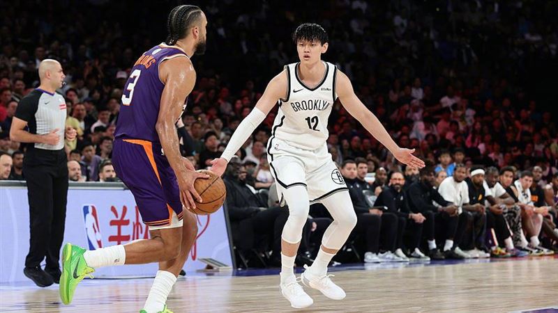 布魯克林籃網隊的中國球星曾凡博（右）迎來NBA熱身賽首秀，只是他上陣10分鐘1分未得還3犯。（圖／翻攝自NBA官方微博）