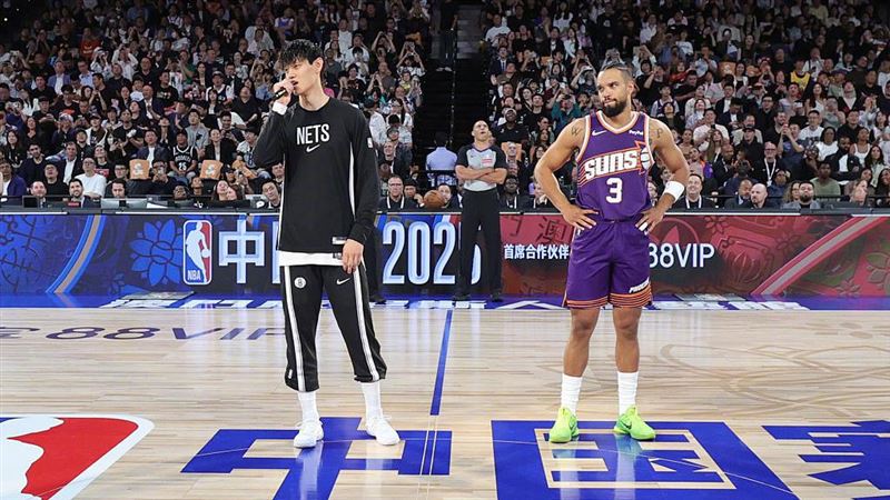 布魯克林籃網中國球星曾凡博（左）與鳳凰城太陽布魯克斯（Dillon Brooks）。（圖／翻攝自NBA微博）
