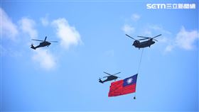 國慶大會國軍CH-47SD契努克運輸直升機吊掛巨幅國旗(圖／記者鄭孟晃攝影)