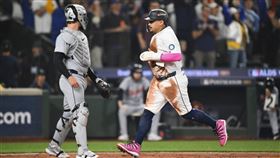 奈勒（Josh Naylor）盜三壘，靠高飛犧牲打跑回水手第1分。（圖／路透社／達志影像）