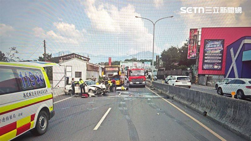 男連假探母返家途中出車禍，擦撞重機後自撞護欄，送醫不治。（圖／翻攝畫面）