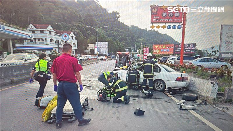 男連假探母返家途中出車禍，擦撞重機後自撞護欄，送醫不治。（圖／翻攝畫面）