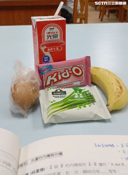 成功高中晚自習提供免費點心，有牛奶、茶葉蛋、香蕉，還有不同口味的餅乾。（圖／網友cgmun._.ehank授權提供，未經同意請勿轉載）
