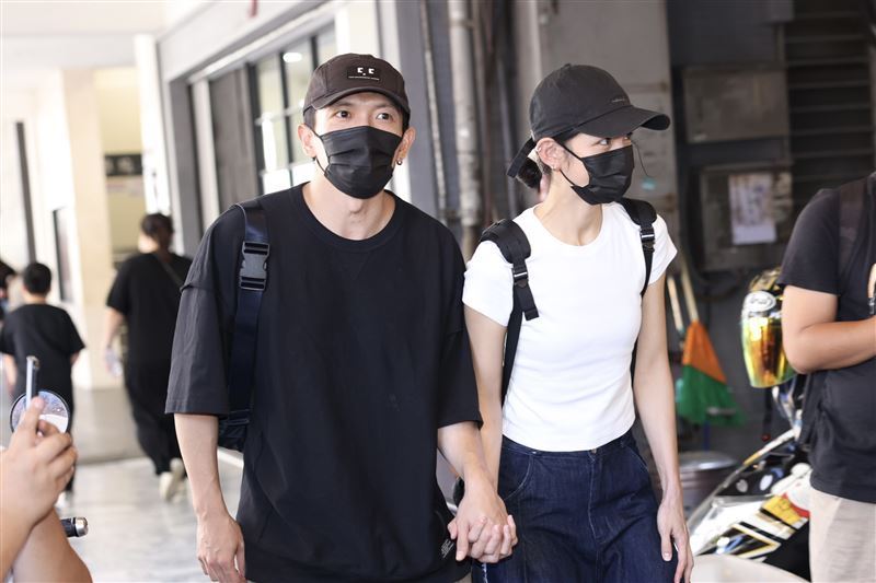 黃尚禾（左）與李千娜（右）現身顏正國靈堂。（圖／記者趙于瑩攝影）