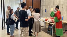 父喪時仍被羈押，柯文哲感嘆「是我人生最大的遺憾」，表示昨天第一次前往祭拜爸爸。（圖／翻攝自柯文哲臉書）