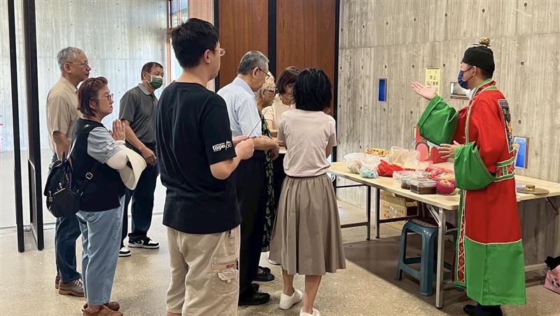 父喪仍被羈押！柯文哲悲：第一次祭拜爸爸