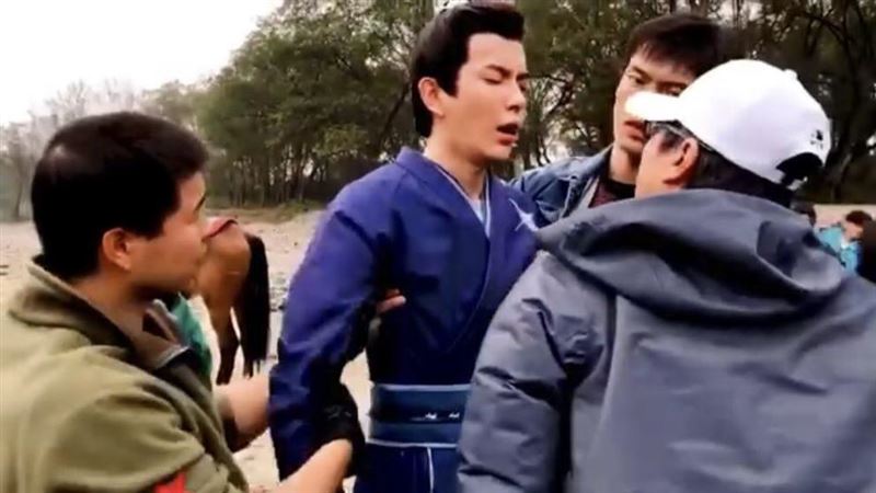 程青松表示「不認識于某某」，隨即遭打臉，貼出之前一起拍戲的照片，程青松為白衣者。（圖／翻攝自微博）
