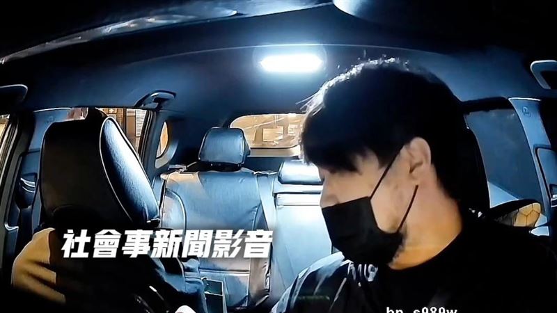 乘客搭Uber狂吃花生，跟司機因300元清潔費發糾紛。（圖／翻攝社會事新聞影音）