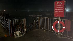 基隆外木山海興泳池昨天（10日）發生一起意外，一名13歲的男孩臉部朝下在海面上隨浪漂浮，民眾察覺異狀將他拉上岸，男孩因溺水口吐白沫，救護車送醫時已無呼吸心跳