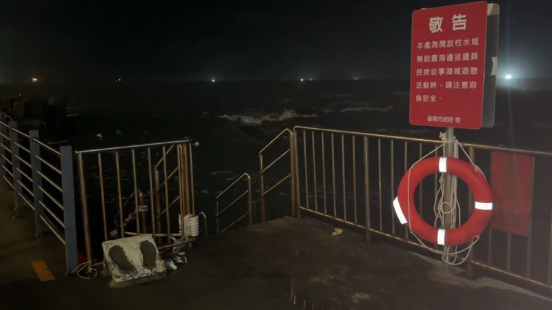 基隆外木山海興泳池昨天發生溺水意外，一名13歲的男孩現仍插管搶救中。（圖／翻攝畫面）