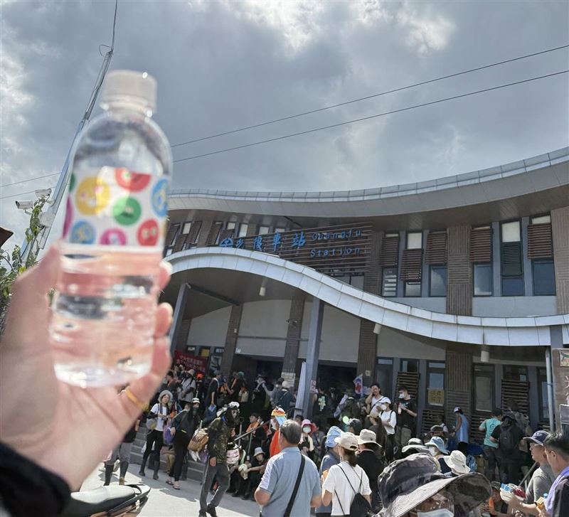 花蓮光復車站國慶連假首日就湧入了大票「鏟子超人」前往災區協助復原家園。（圖／Threads＠sa77428授權提供）