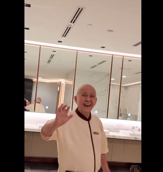 網紅要離開時，91歲老伯還笑咪咪道別。（圖／翻攝自IG @jadentysonlaing）