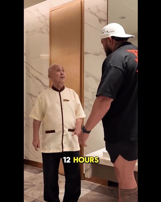 新加坡一位91歲阿伯還在當清潔工，且工作時數長達12小時，引發輿論反思「選擇工作」與「被迫工作」的差別。（圖／翻攝自IG @jadentysonlaing）
