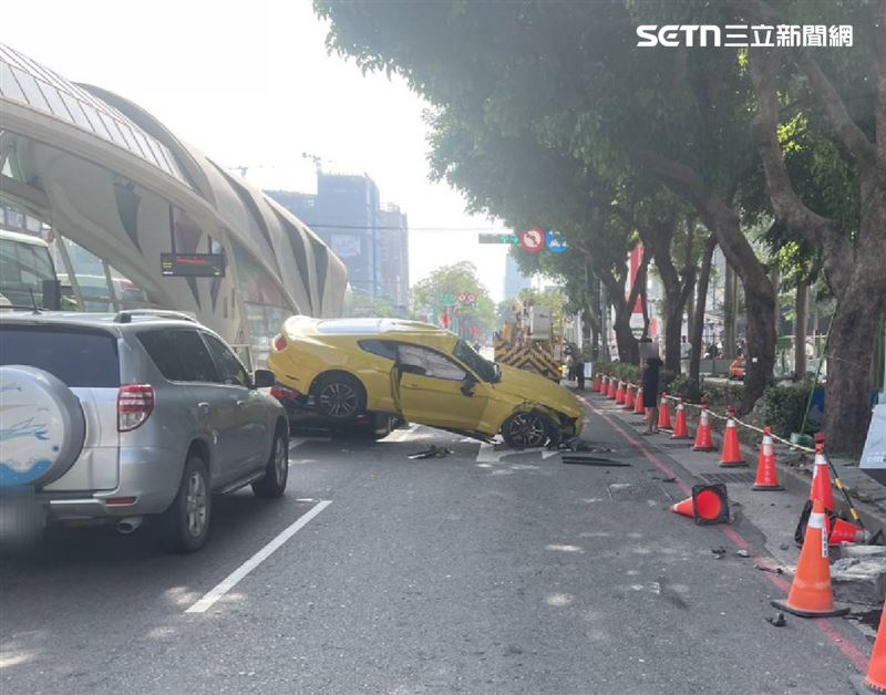 26歲男子駕駛野馬轎車衝上人行道，車輛失控翻覆騎上停等紅燈的轎車。（圖／翻攝畫面）
