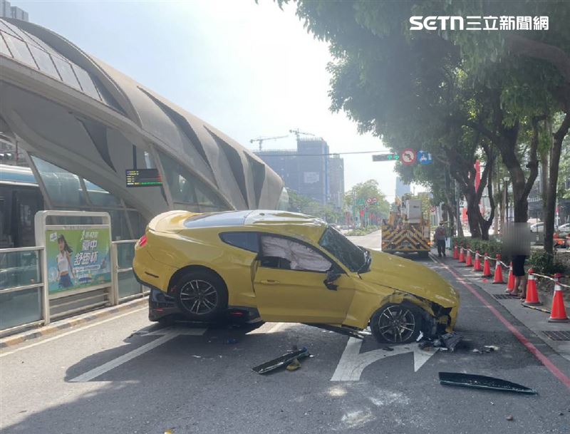 26歲男子駕駛野馬轎車衝上人行道，車輛失控翻覆騎上停等紅燈的轎車。（圖／翻攝畫面）