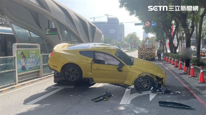 台中離奇車禍！野馬翻車騎前車…民眾看傻