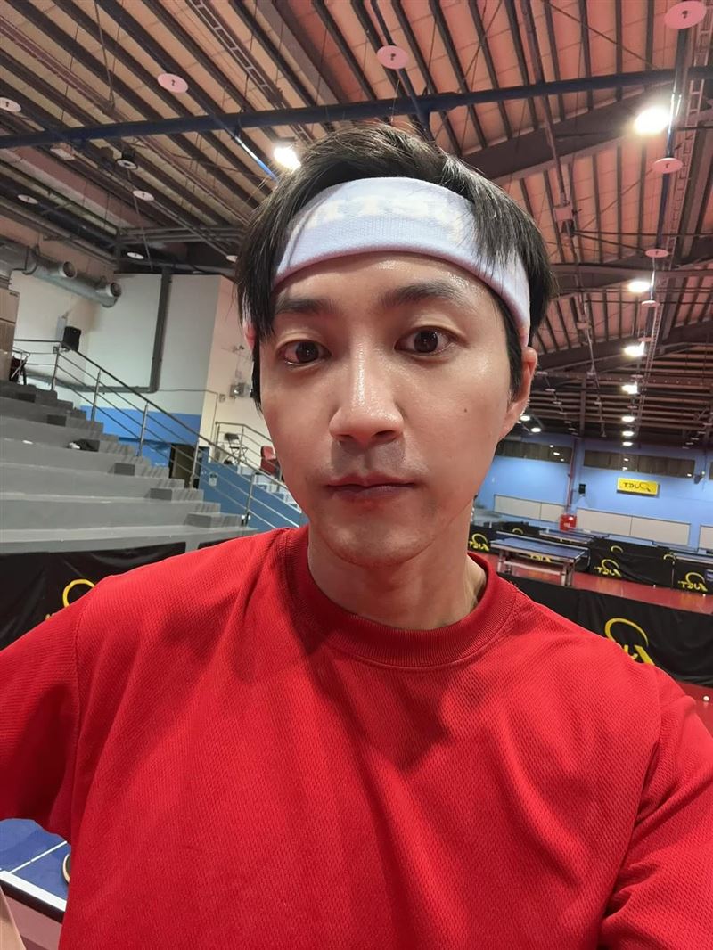 江宏傑忘記遮掩鬍渣，害羞要求粉絲忽略（圖／翻攝自江宏傑Threads @chiang_hung_chieh）