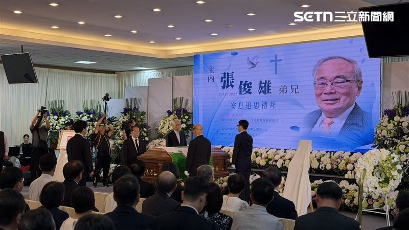 歷任行政院長游錫堃、謝長廷、蘇貞昌及高雄市長陳其邁擔任覆旗官，以黨旗覆棺，隆重送別。（圖／記者簡榮良攝影）