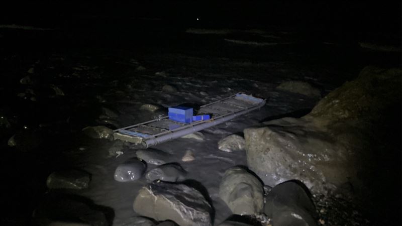 16歲的少女玩竹筏落海遭大浪捲走失蹤。（圖／翻攝畫面）
