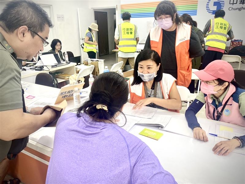 行政院災後慰助服務站自7日起啟用，將在明（12)日完成階段性任務。(圖/行政院提供)