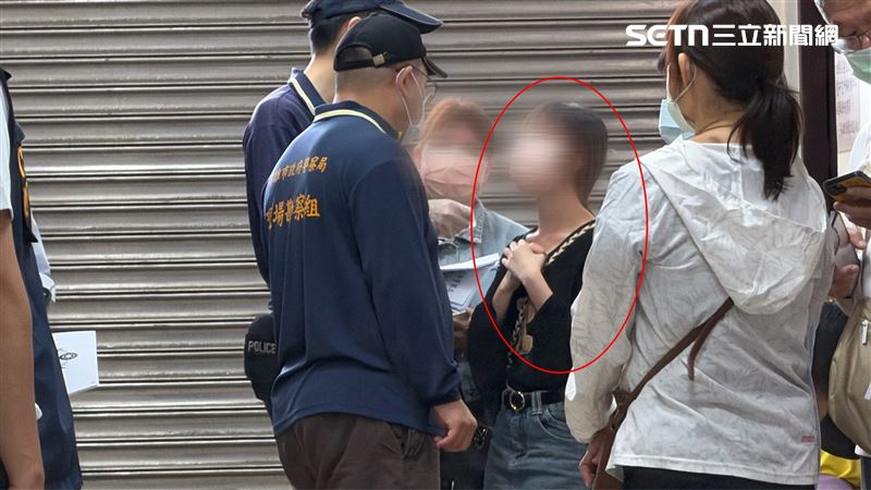 今（11）日死者女兒與死者哥哥前往殯儀館認屍，低調不願多談，只喊話警方能再加強宣導反詐騙。（圖／記者簡榮良攝影）